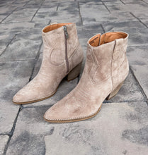 Load image into Gallery viewer, Taupe Western Boots
